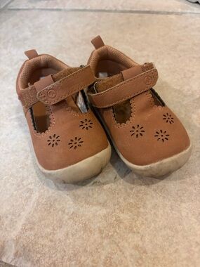 Stride Rite Girls Tan Mary Jane Leather Shoes with Flower Cutouts